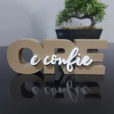 Frase Decorativa “Ore e Confie” – Toque de Fé e Sofisticação para sua Decoração ou para presentear