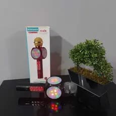 Microfone preto com caixinha de som Karaokê Minimen modelo TECL-4102 pura diversão músicas eventos