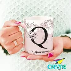 Caneca Com Inicial e Nome Floral Porcelana Personalizada Presente 325ml Temos Todas as Letras