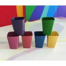 10 Copo Quadrado Plástico 300 ml Sortido Prático Versátil para Bebidas