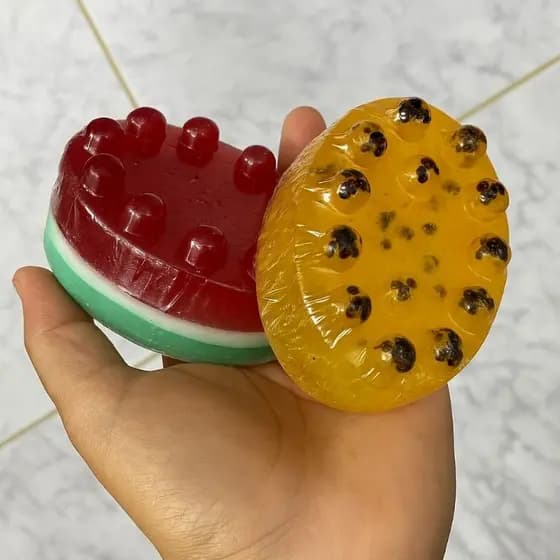 Sabonete Massageador de Melancia ou Maracujá – Esfoliante Natural, Aromático e Refrescante