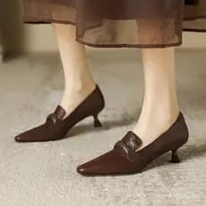 Sapatos femininos de couro macio com salto fino e bico fino, estilo retrô francês, simples e elegantes, de alta qualidad