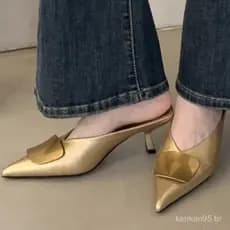 Sandálias Femininas 2025 Verão Nova Moda Luxuosa Mules Casuais Fechadas Confortáveis Salto Aberto Resistentes ao Desgast
