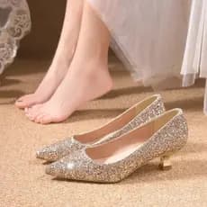 2025 Novos Sapatos de Casamento de Cristal Femininos 2024 Novos Sapatos de Salto Alto Dourados para Madrinhas de Casamen