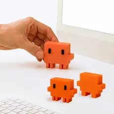 Claude Code Miniatura Decorativa para Setup | Pixel Art Laranja - Material Resistente