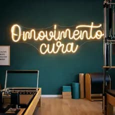O Movimento Cura - Letreiro Em Neon Decoração Led Pilates Academia Painel Fotos 60x25cm