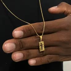 Corrente Correntinha Cordão Fino Veneziana com Pingente Placa Cruz Banhado a Ouro 18KCorrente Correntinha Cordão Fino Veneziana com Pingente Placa Cruz Banhado a Ouro 18K