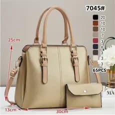 Bolsa Feminina com detalhe frontal de fivela. Modelo Transversal, mao, e ombro com alca destacavel e ajustavel. Inclui