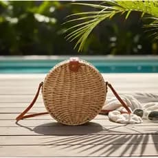 Bolsa de praia redonda com detalhe luxo em palha fecho de couro sintético
