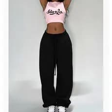 Calça Moletom Wide Leg, perfeita para quem busca conforto, estilo e versatilidade em uma única peça. Com modelagem reta