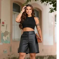 Bermuda Feminina Couro Sintético Cintura Alta com Bolsos Preta