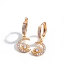 Brinco De Argola Com Lua Detalhes Zircônia Banhado Ouro 18K Dourado Estilo Moderno Elegante
