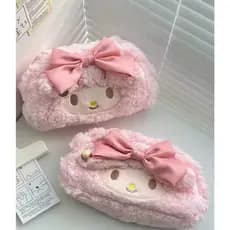 Estojo My Melody de Pelúcia Soft – Necessaire Kawaii com Laço de Cetim e Detalhe em Ouro
