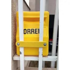 Caixa de correio amarela Para Grades e Portoes Abertos e fechados e Porta Cadeado Para Trancar.