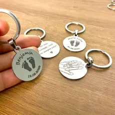 Chaveiro Personalizado Bebê - Nome e data de nascimento - para Pais/Avós/Tios... Gravação a laser - Pézinho - Aço Inox