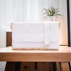 Um look criativo acompanhado de uma bolsa icônica pode fazer milagres. Lançamento 2024