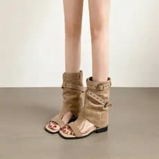 Sandálias femininas de camurça com salto interno, de bico aberto, estilo slip-on e sola de borracha.