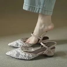 Sandálias de malha com bico fino, salto grosso, sapatos femininos de salto médio bordados e elegantes.