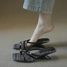 Chinelos de salto com formato especial, salto alto feminino de bico quadrado e estilo slip-on.