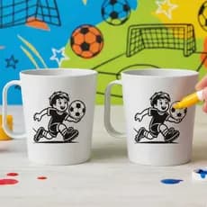 KIT C/ATÉ 50 CANECAS DE PINTAR/COLORIR MENINO JOGADOR FUTEBOL, PLÁSTICO 400ML DIVERTIDO, DESENHO