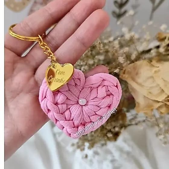 kit 10 chaveiros em crochê fio de malha com tags personalizadas, lembrancinhas batizado, chá de bebê, maternidade.