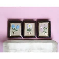 Kit Quadrinhos de Parede 3 Quadros Decorativos marrom C/Molduras Ouro Detalhes Ouro