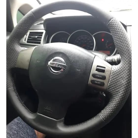 capa de volante costurada tiida - livina