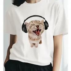 Camiseta feminina casual de verão com estampa de gato de desenho animado e fones de ouvido