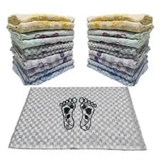 kit com 5 tapetes pezinho felpudo, tapetes atoalhado xadrez com estampas do pezinho.