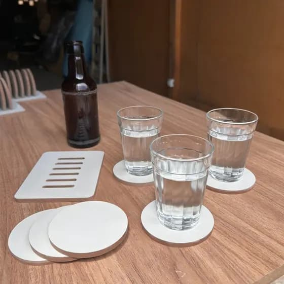 Bolacha Porta Copo Madeira Kit com 6 Peças Mais a Base, Porta Copo de Mesa, Descanso de Copo Premium
