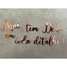 Frase decorativa Aqui tem Deus em cada Detalhe em Acrílico Promoção