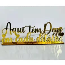 Frase Decorativa Aqui tem Deus em Cada Detalhe Com Base Decoração Estante OFERTA