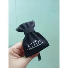 tiara de tecido linho na cor preta com nome bordado