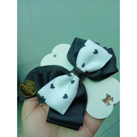 laço infantil coração preto e branco