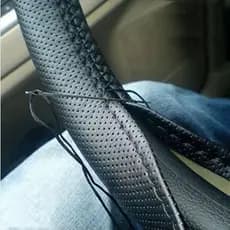 Capa de Volante Costurada em Couro Ecológico Furadinho e Liso