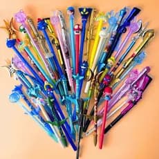 Kit 12 Canetas Material Escola Gel 3d Fofas Kawaii Sortidas Arminha Avião Cogumelo Avião Smurf