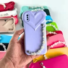 kit 50 capinhas iphone silicone com coração e alça de pérolas cores sortidas atacado