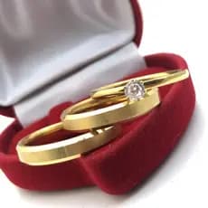 Par de Aliança Chanfrada Anatômica Dourada Clássica Fina 4mm de Casamento/Noivado/Compromisso/Namoro Acompanha Caixinha dePar de Aliança Chanfrada Anatômica Dourada Clássica Fina 4mm de Casamento/Noivado/Compromisso/Namoro Acompanha Caixinha de