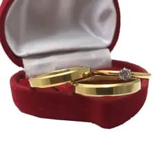 Par de Aliança Chanfrada Anatômica Dourada Clássica Fina 4mm de Casamento/Noivado/Compromisso/Namoro Acompanha Caixinha dePar de Aliança Chanfrada Anatômica Dourada Clássica Fina 4mm de Casamento/Noivado/Compromisso/Namoro Acompanha Caixinha de