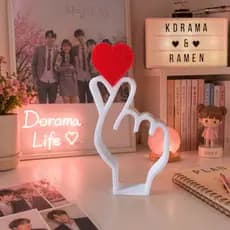 Mãozinha Coreana 18cm com Coração Dorama Kpop - Decoração Mesa Minimalista
