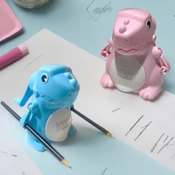Apontador de Mesa Manual Manivela com Depósito de Dinossauro Rosa ou Azul Escolar Lápis Volta as Aulas Kaz