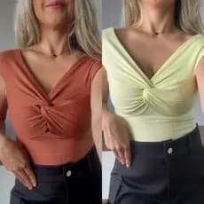 Blusinha feminina manga curta detalhe transpassado no busto decote V