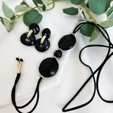 Kit Colar e Brinco Feminino Longo Artesanal Cordão com Resina Tendência Cor Preto