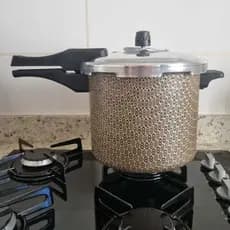 Panela de Pressão 7lts fechamento externo - Cor Creme teflonada.