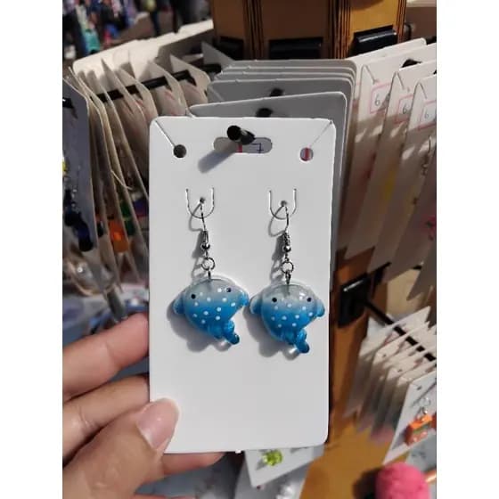 Brinco Divertido Tubarão Baleia Azul Fofo - Brinco de Bichinho Marinho Resina Geek / Kawaii