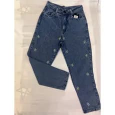 Calça jeans capri feminina simples e casual marmorizado com detalhe de estampa de flores margaridas
