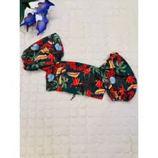 Cropped feminina estilosa de manga curta com estampa multicolorido simples casual
