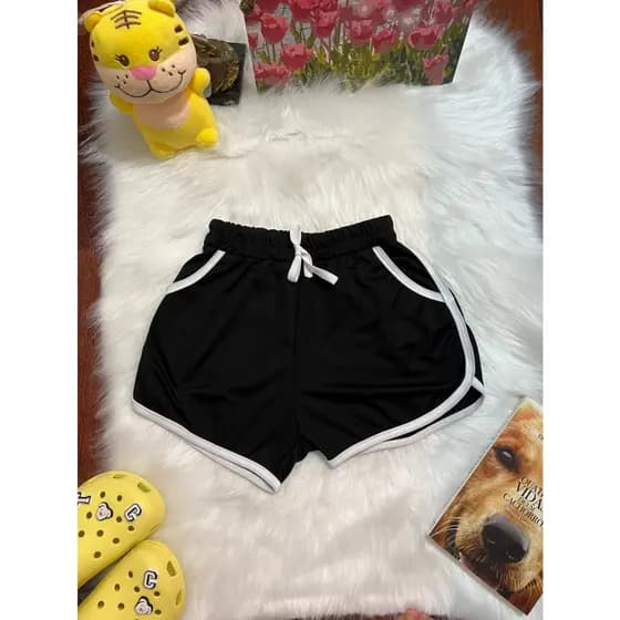 Short feminina com detalhe de listra por lado e bolsa