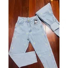 Calça jeans capri feminina simples e casual marmorizado com detalhe de estampa de flores margaridas
