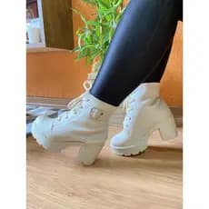 Bota com Salto Coturno Feminino Modelo Blogueira Salto Quadrado Médio Confortável com Fivela Botas